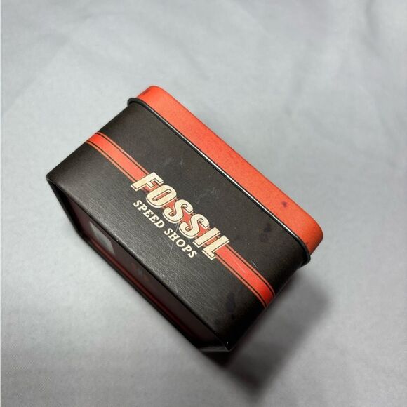 3.5” Authentic Fossil Watch Tin Collectors Item Excellent Preloved Condition - Picture 4 of 6